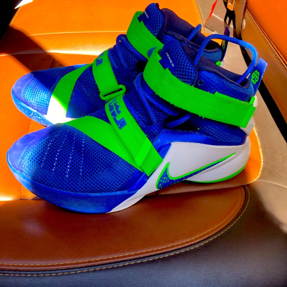 Nike Kyre Solider EUC Sz 5 Youth